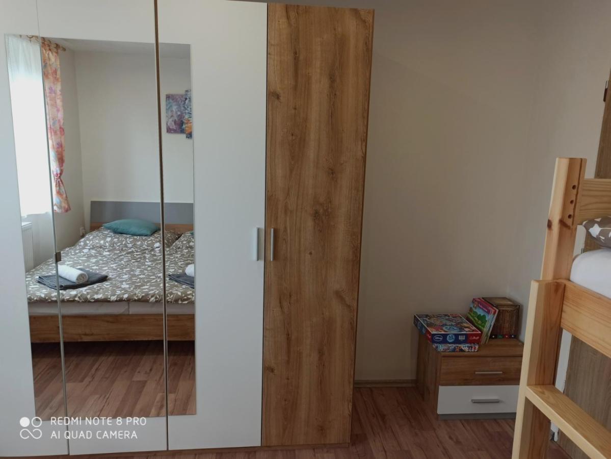 Apartman U Vrbu แชร์นาฟ โปชูมาวี ภายนอก รูปภาพ