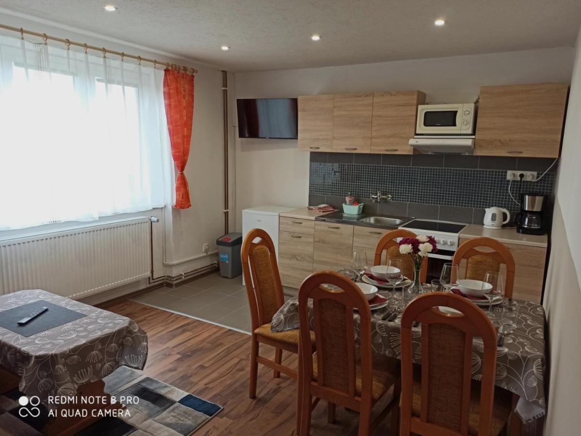 Apartman U Vrbu แชร์นาฟ โปชูมาวี ภายนอก รูปภาพ