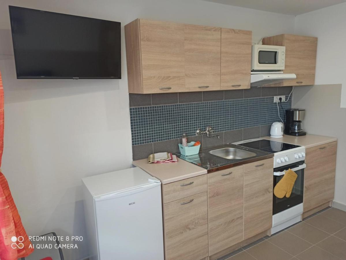 Apartman U Vrbu แชร์นาฟ โปชูมาวี ภายนอก รูปภาพ